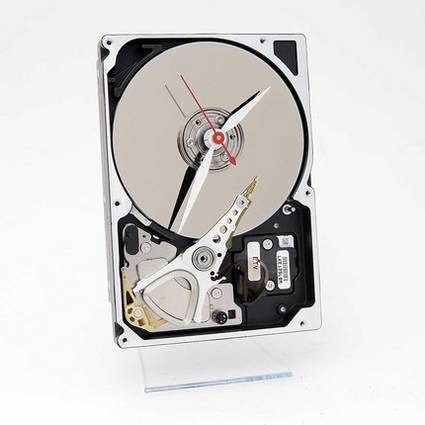 Fantastico orologio realizzato con un vecchio Hard Disk Fantastico orologio realizzato con un vecchio Hard Disk