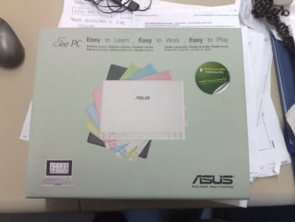 Adagiato sulla scrivania come una PinUp al sole