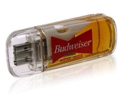 Chiavetta USB Budweiser piena di BIRRA e non solo