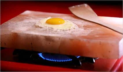 Cucinare direttamente su una lastra di Sale rosa Himalayano, invece che la tradizionale padella