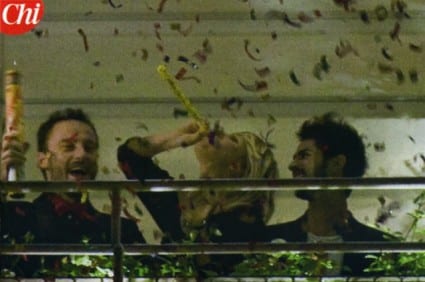 facchinetti regala alla Marcuzzi 500 margherite e coriandoli