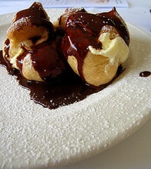 Bigné con fragole e cioccolato fondente