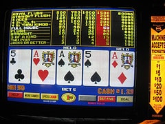 iPhone e Videopoker: due cinesi sbancano le macchinette di un bar in Emilia