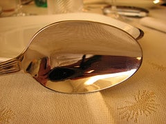 Bambino croato magnetico, attrae cucchiai e pentole, guarda!