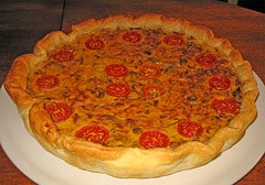 Pasta sfoglia con ricotta e pesto: un deliziosa torta rustica