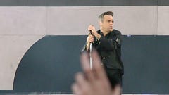 Robbie Williams rimane in mutande al concerto dei Take That, guarda