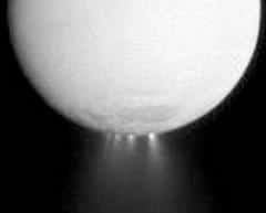 Acqua su Saturno: le spettacolari piogge di Encelado